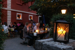 Gemütliche Stimmung im Biergarten bei Stegners
