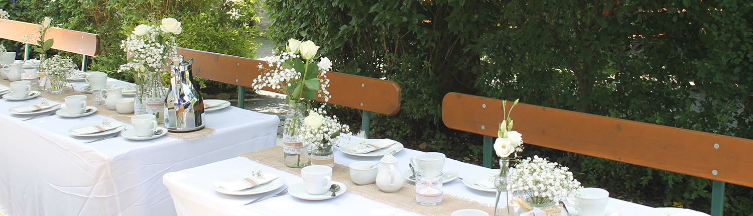 Festlich gedeckte Tische zur Hochzeit im Landbiergarten